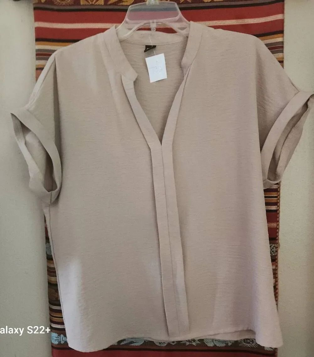 T32 SHEIN Light Beige Women’s V-Neck Short Sleeve Top-classic minimalist